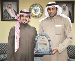 الشيخ تركي اليوسف يتسلم درعا من هيثم الرشيدي
