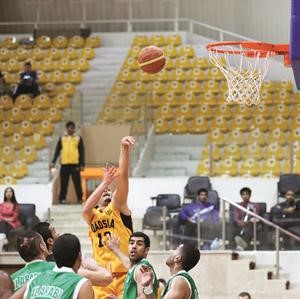 لاعب القادسية احمد درويش يصوب الكرة نحو سلة العربي عادل اليعقوب
