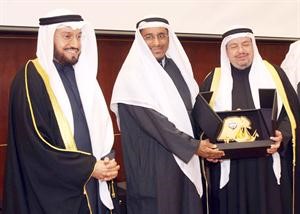 د عادل الفلاح ووليد الشعيب يكرمان دخالد السلطان﻿