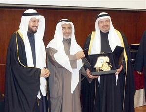 احمد العصفور يتسلم تكريمه﻿