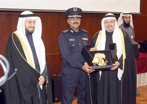 احد القيادات الامنية يتسلم درعا تكريمية﻿