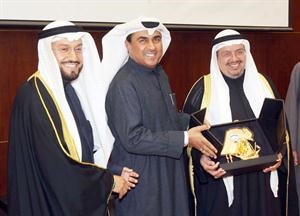 سعد الحجي يتسلم تكريمه﻿