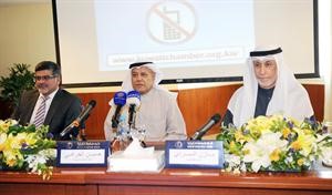 مازن السردي وحاتم العوضي وحسين الخرافي خلال المنتدى
