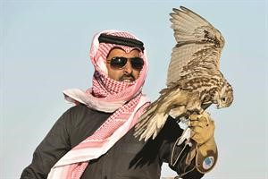 احد المشاركين في مسابقة الصقور﻿