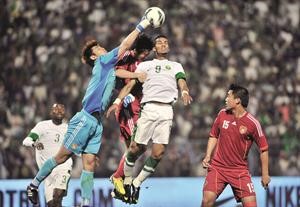 النجم السعودي نايف هزازي يحاول الوصول الى الكرة بمضايقة الصيني تشينغ افپ
