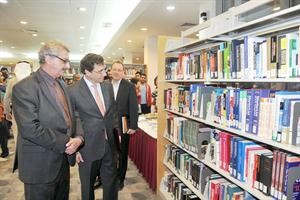 جولة داخل مكتبة الجامعة﻿