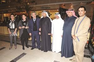 ديوسف الزلزلة متوسطا المنظمين وضيوف المعرض	سعود سالم﻿