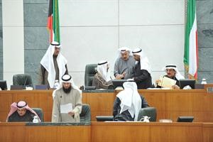 الرئيس علي الراشد ونائبه مبارك الخرينج وامين السر كامل العوضي على المنصة ويبدو د نايف الحجرف ونبيل الفضل