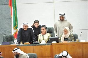 صفاء الهاشم تعتلي منصة الرئاسة لاول مرة في تاريخ الحياة البرلمانية وحولها د معصومة المبارك ود رولا دشتي ومبارك النجادة وهاني حسين