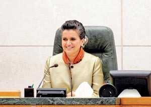 صفاء الهاشم مترئسة جانبا من جلسة امسمتين غوزال