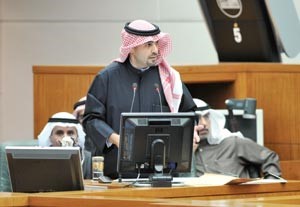الوزير انس الصالح ملقيا رد الحكومة على اتهامات الوزير السابق شعيب المويزري	متين غوزال