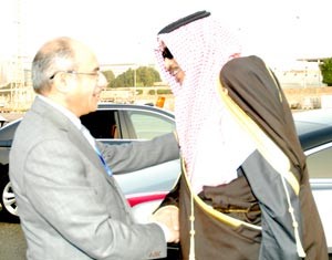 الشيخ صباح الخالد لدى مغادرته القاهرة امس وفي وداعه د رشيد الحمد