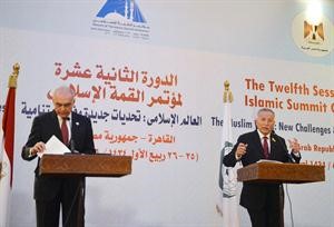 جانب من المؤتمر الصحافي الختامي للقمة الاسلامية في القاهرة امس افپ