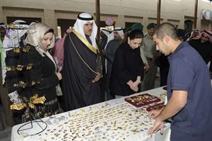 الشيخ سلمان الحمود ودرولا دشتي وذكرى الرشيدي خلال جولتهم في السوق	 هاني عبدالله﻿