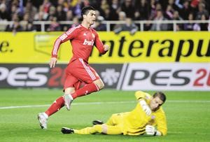 نجم ريال مدريد كريستيانو رونالدو يسجل في اشبيلية باحدى المباريات السابقة