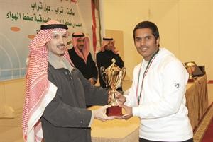 عبيد العصيمي يتوج احد الفائزين
