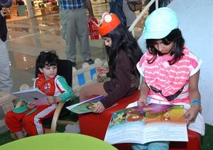 طالبات يمارسن هواية القراءة