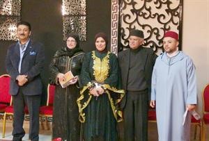 دهيفاء السنعوسي تتوسط بعض الحضور في الامسية
