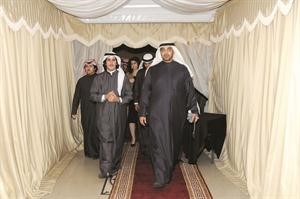 الشيخ محمد العبدالله لدى وصوله وفي استقباله حمد بن سلامة
