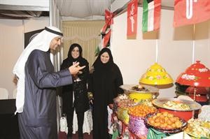 الشيخ محمد العبدالله خلال جولته في المعرض انور الكندري
