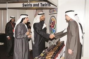 الشيخ محمد العبدالله مصافحا احد المشاركين