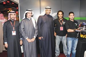 الشيخ محمد العبدالله وحمد بن سلامة في احد اجنحة معرض iKuwait انور الكندري
