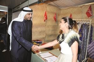 ومصافحا احدى المشاركات
