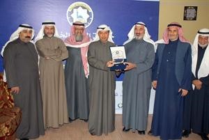 احمد الجاسر مع عدد من المشاركين في ملتقى الكويت الخيري السابع

