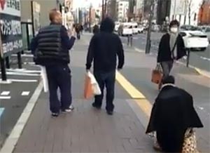 بالفيديو.. كويتيان في اليابان يرميان النقود أمام اليابانيين
