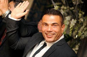 "عمرو دياب صار مرا (إمرأة)".. عنوان صادم لمجلة لبنانية تنتقد فيه النجم المصري