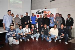 اللجنة المنظمة لـ GulfRun مع المتسابقين والرعاة خالد العيسى بيت التمويل وحمد المطر الوطنية للاتصالات
