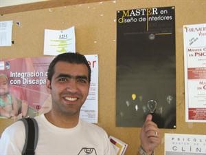 الرباح وصورة تذكارية مع بوستر جامعة سلمنكا الذي صممه