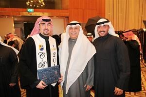 الخريج خالد فرحان الكندري مع والده فرحان الكندري واخيه محمد الكندري
