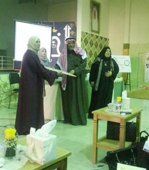 سلوى العازمي تكرم ابراهيم القطان
