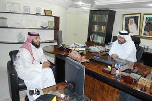 عبدالمحسن الشبانة متحدثا الى الزميل ثامر السليم