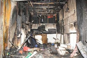 الحريق وقد خلف اضرار مادية جثيمة في محل الاقمشة﻿