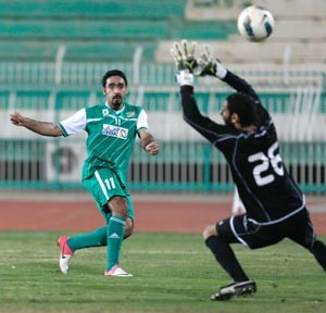 حسين الموسوي مهاجم العربي تالق امام النصر وسجل هدفينالازرقكوم