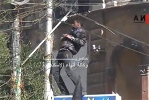 بالفيديو.. شاهد متظاهر يُصعق بالكهرباء بعد تمزيقه صورة الرئيس مرسي