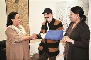 المخرج عبدالخالق الغانم مصابا ومعه الفنانتان القديرتان سعاد عبدالله وحياة الفهد﻿
