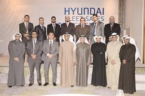 رائد ترجمان يتوسط المشاركين في الملتقى السنوي لكبار عملاء مبيعات الجملة لـ شمال الخليج الوكيل الحصري لـ هيونداي