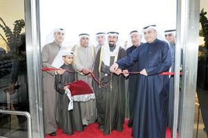 الشيخ علي الجابر والماجد اثناء قص شريط الافتتاح﻿