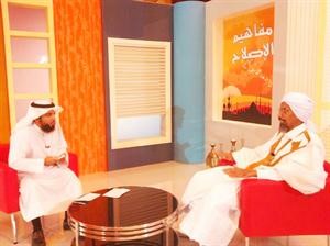 احمد المرابط متحدثا للزميل ضاري المطيري