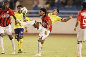لاعب النصر حسني عبدربه يحاول ابعاد الكرة