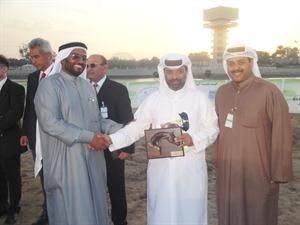 القطري ماجد الكعبي يتسلم درعا تذكارية تكريما لجهوده في ادارة البطولة

