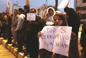 مؤيدون للحزب الكردي الديموقراطي يحتجون امام فضائية NRT الكردية افپ