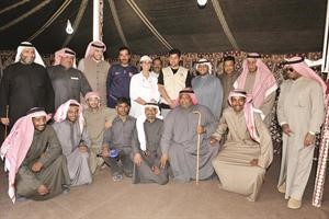 الشيخة امثال الاحمد لدى زيارتها مهرجان الموروث الشعبي
