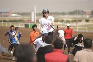 احدى المشاركات في سباق الخيل للقدرة والتحمل للنساء
