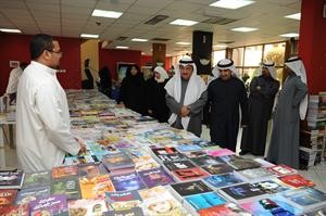 دعبدالرحمن الاحمد خلال جولته داخل معرض الكتاب قاسم باشا
