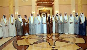 صاحب السمو الملكي الامير الشيخ خليفة بن سلمان رئيس وزراء مملكة البحرين خلال استقباله رئيس مجلس الامة علي الراشد والوفد المرافق له