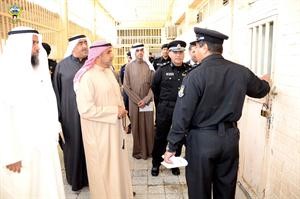 مدير السجن يشرح لاعضاء اللجنة